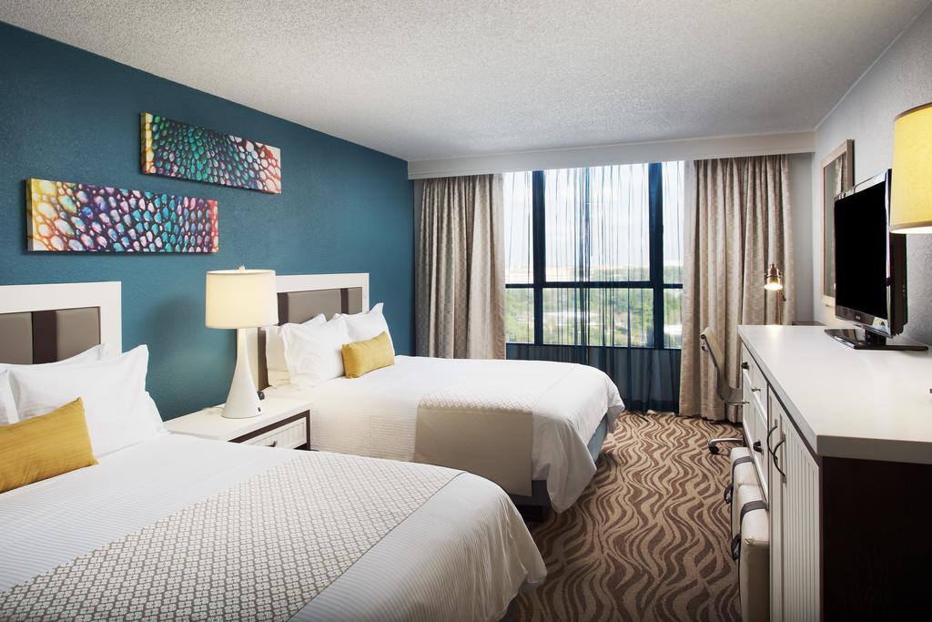 Quarto Queen com 2 Camas e Vista do Lago