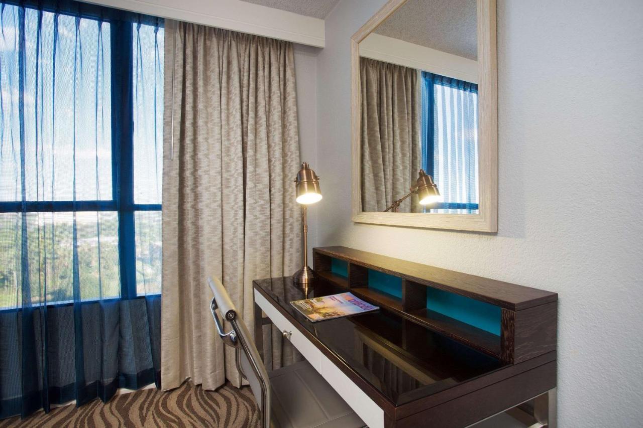 Quarto com Cama King-size e Sofá-cama